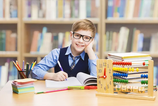 Educación para niños de la escuela, Estudiante que estudia libros, Niño con gafas — Foto de Stock