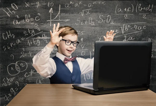 Kid kijken Laptop, kind Notebook, kleine jongen wiskunde formule — Stockfoto