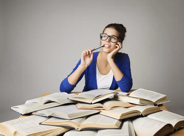 Μαθητής που σκέφτεται ανοιχτά βιβλία, μελετώντας το κορίτσι με τα γυαλιά, μελετώντας γυναίκα, γκρι — Φωτογραφία Αρχείου