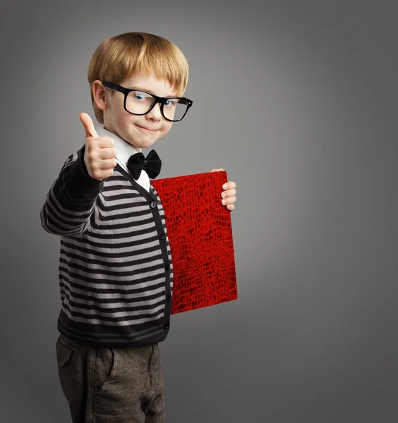 Kid i glasögon, barn certifikat bok, School Boy tummen upp — Stockfoto