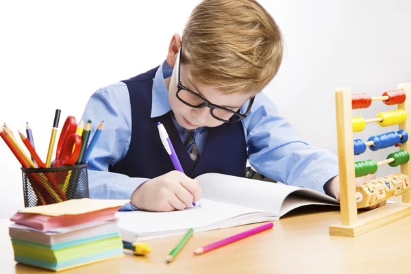 Skolan Kid skrift, Student barn lär sig i klassrummet, pojke skriva — Stockfoto