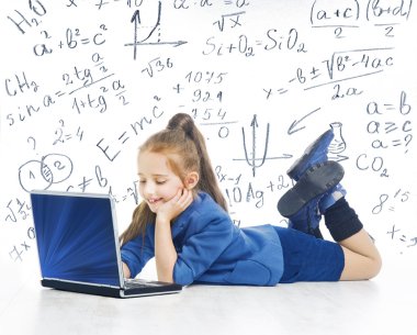 Laptop, bilgisayar, küçük kız defter, matematik formülü çocukla arayan çocuk