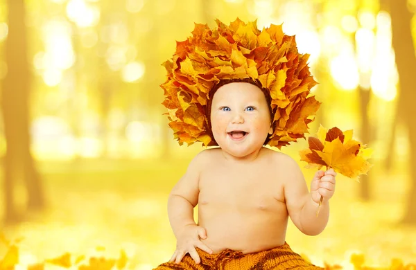 Őszi baba, kis gyerek őszi levelek korona, gyermek fiú sárga kalap — Stock Fotó