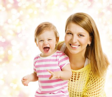 Gülümseyen kadın mutlu çocuk ile anne ve bebek kız aile portresi