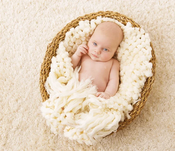 Baby in Basket, New Born Kid Lying Blanket, One Month Newborn Child — Stock Photo, Image