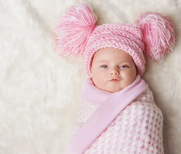Sarılmış kız bebek, yeni doğan battaniye, yeni doğan çocuk şapka hediye — Stok fotoğraf