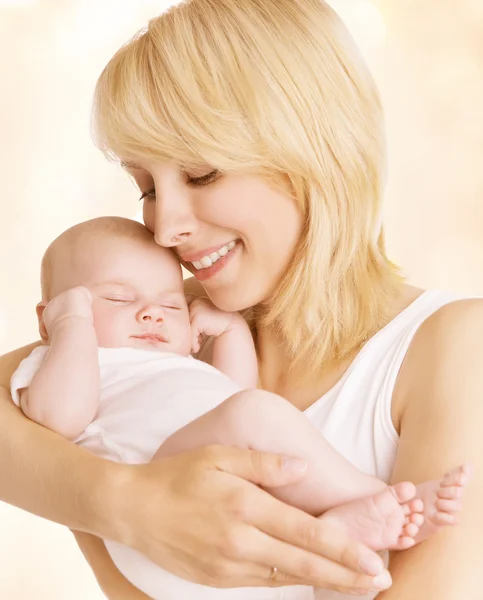 Retrato de la familia de la madre y del bebé recién nacido, mujer abraza al niño recién nacido — Foto de Stock