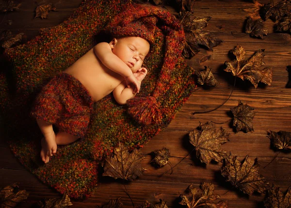 Baby Sleeping Autumn Background, New Born Kid Asleep in Leave, Newborn — Zdjęcie stockowe