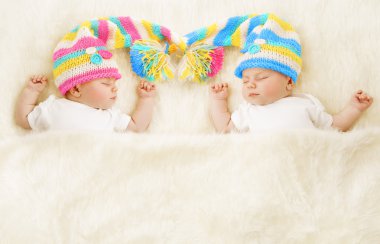 İkiz bebekler yeni doğan çocuklar şapka, uyku uyku, yeni doğmuş