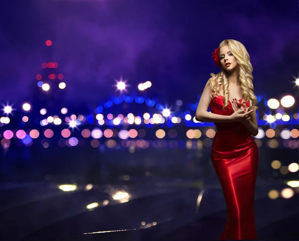 Miasto noc moda kobieta, Model dziewczynka w czerwonej sukience, oświetlenie uliczne — Zdjęcie stockowe