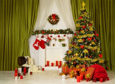 Noel Oda Xmas ağacı, dekore edilmiş iç, çorap şömine asılı