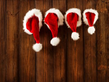 Ahşap duvarda, Xmas şapka Noel aile Noel Baba şapkaları