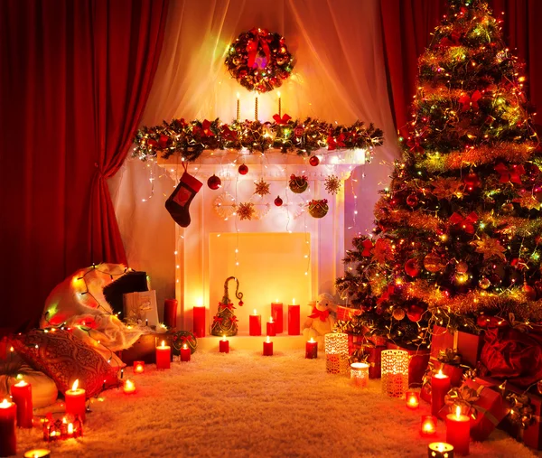 Kamer kerstboom open haard lichten, Xmas Home interieur decoratie — Stockfoto