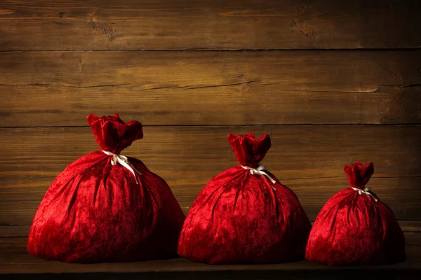 Natal família Papai Noel sacos, Natal saco, madeira prancha parede — Fotografia de Stock