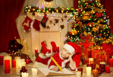 Noel çocuk istek listesi, çocuk Noel Baba şapkası yazılı mektup yazmak