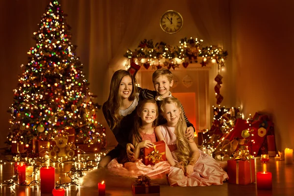 Noel aile, dekore edilmiş ev Oda, Noel ağacı ve çocuk — Stok fotoğraf