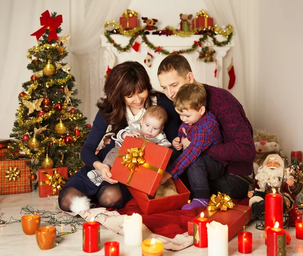 Contenitore regalo regalo aperto famiglia di Natale, madre padre bambino — Foto Stock