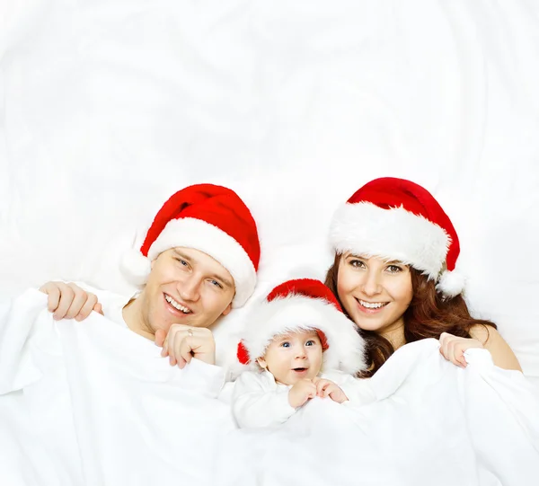 Familie mit Weihnachtsmütze, Baby und Mutter Vater, Kind auf weiß — Stockfoto