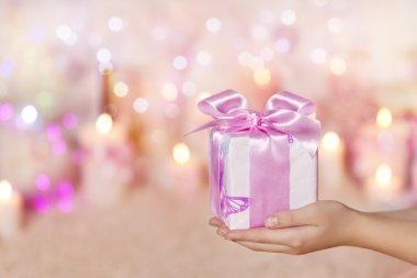 Eller, mevcut pembe ipek kurdele yay, kadın üzerinde tutarak hediye kutuları
