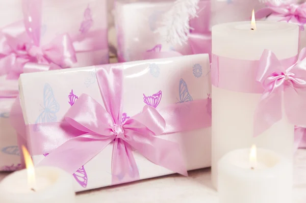 Presents geschenkdozen, satijnen lint buigen wit roze, Kerstmis verjaardag — Stockfoto