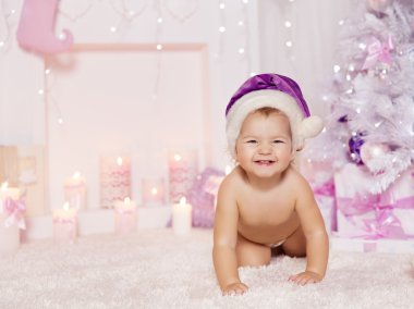 Noel Noel Baba şapkası, çocuk pembe bebek Xmas Oda dekore edilmiştir.