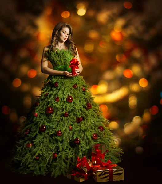 Vestido de moda de mujer del árbol de Navidad, modelo chica en vestido verde —  Fotos de Stock