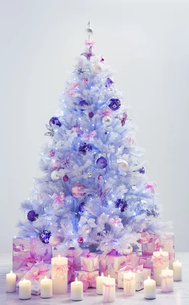 Arbre de Noël et cadeaux, Bougies décorées arbre de Noël Cadeaux — Photo