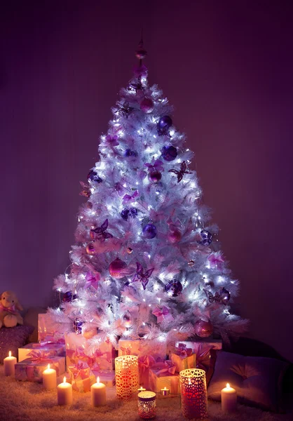 Julgransljus och presenter, inredda Xmas träd ljus — Stockfoto