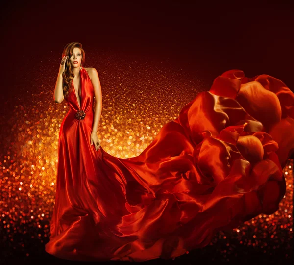 Mujer de moda en vestido rojo, modelo de belleza vestido de volar tela de seda —  Fotos de Stock