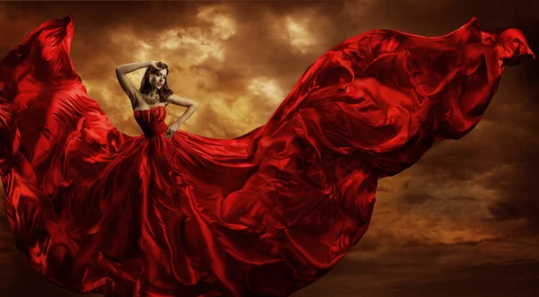 Tela de seda voladora de vestido rojo de mujer, baile de modelo de moda en tormenta — Foto de Stock