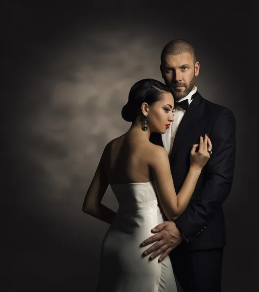 Pareja en traje negro y vestido blanco, hombre rico y mujer de moda —  Fotos de Stock