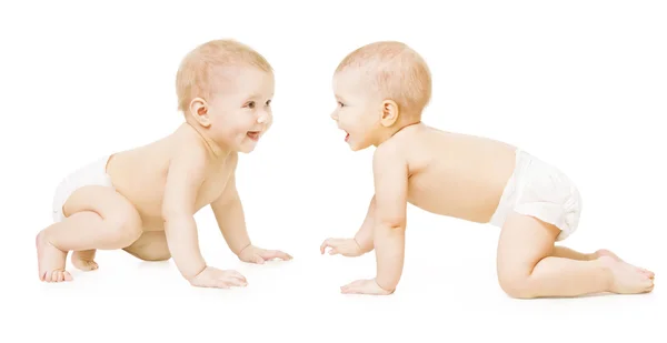 Bebé en pañal arrastrándose sobre blanco, Niños en pañales arrastrándose, Blanco —  Fotos de Stock