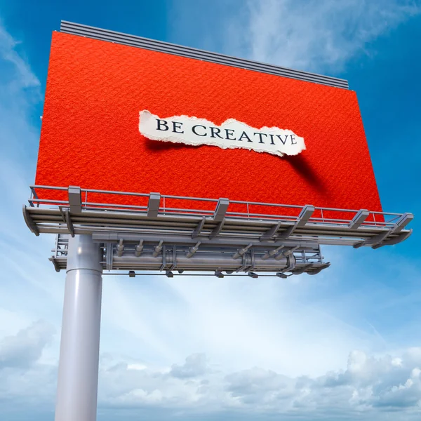 Panneau publicitaire avec des mots être créatif — Photo