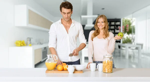 Jeune Couple Préparant Petit Déjeuner Sain Dans Intérieur Luxueux Moderne — Photo