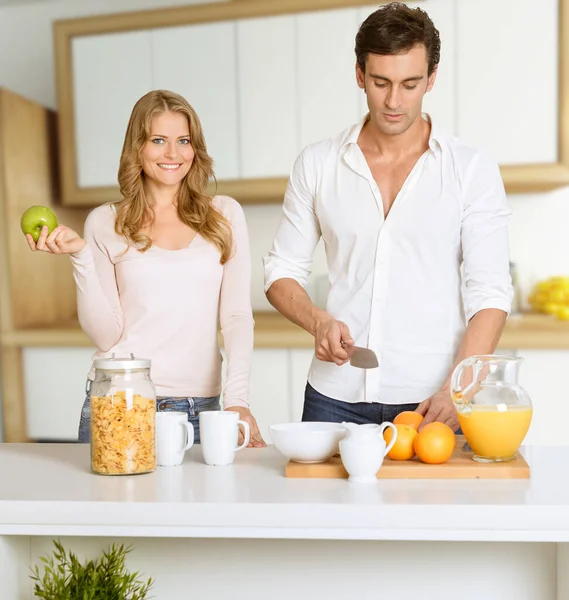 Casal Jovem Preparando Café Manhã Saudável Interior Luxuoso Moderno — Fotografia de Stock