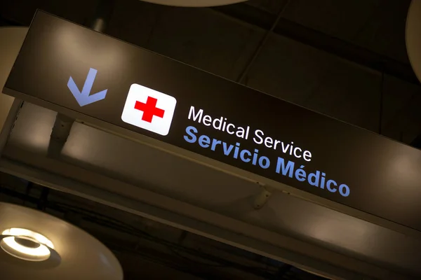 Sinal Serviço Médico Aeroporto Inglês Espanhol — Fotografia de Stock