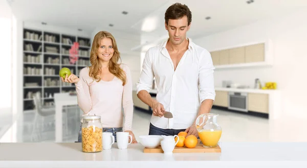 Giovane Coppia Prepairing Una Colazione Sana Moderno Interno Lusso — Foto Stock