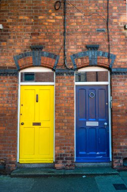 Tipik Dublin kapıları mavi ve sarı