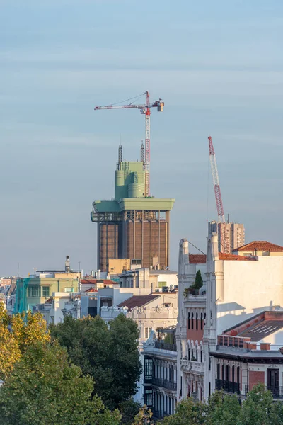 Torre Colón Madrid Con Parte Superior Desmantelada Por Una Grúa —  Fotos de Stock