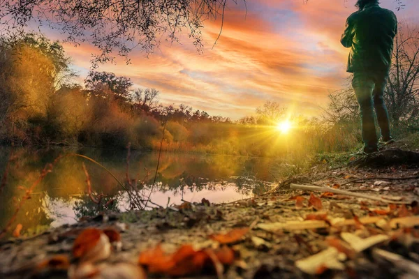 Fotograf Fotografiert Einen Herrlichen Sonnenuntergang Fluss — Stockfoto