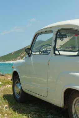 Plajda klasik bir araba.