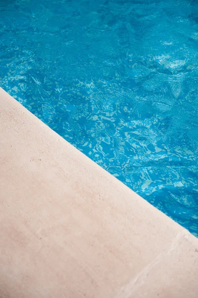 U bazénu bílá a modrá — Stock fotografie