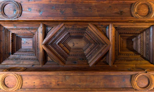 Plafond en bois orné — Photo