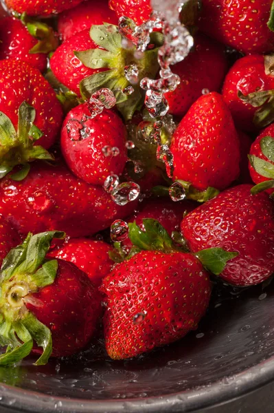 Washing strawberries macro b — Stock Photo, Image