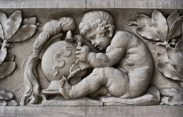 Child sculptor on a frieze — Stock Photo, Image