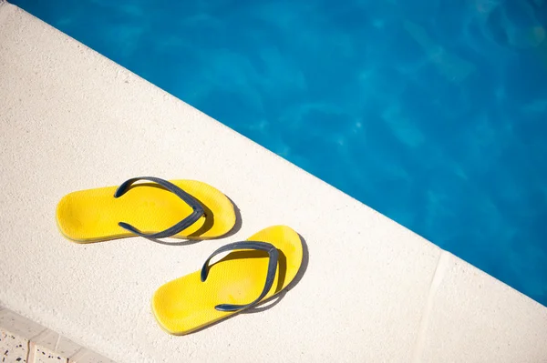 Sandály u bazénu — Stock fotografie