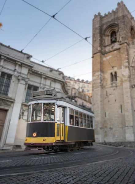 Tramvia gialla a Lisbona — Foto Stock