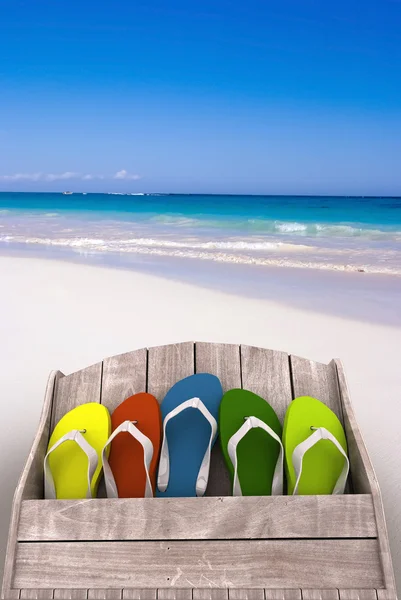 Sandalen op het strand — Stockfoto