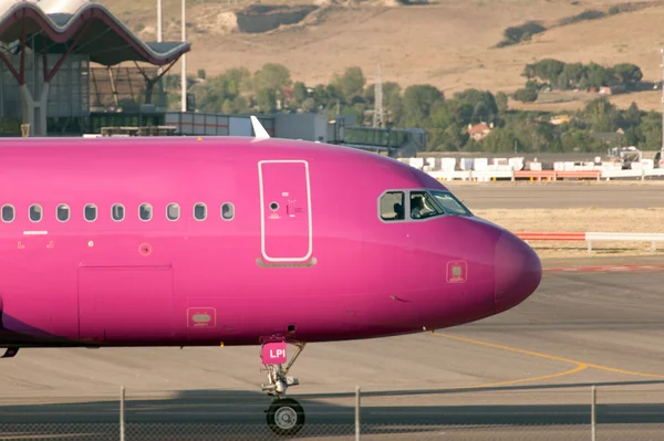 Plane at the airport — Stock Photo, Image