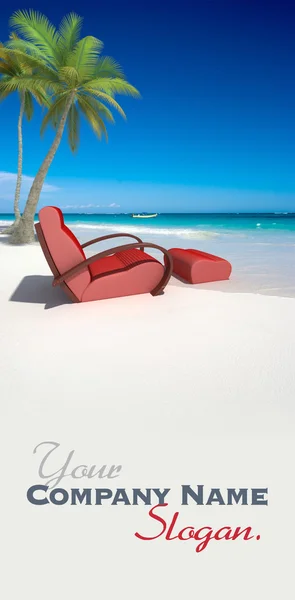 Удобный диван на пляже — стоковое фото